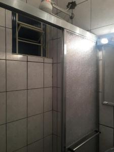 W łazience znajduje się prysznic ze szklanymi drzwiami. w obiekcie Apts no Condominio Quisisana w mieście Poços de Caldas
