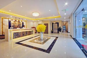 Vstupní hala nebo recepce v ubytování Crown Nguyen Hoang Hotel + 37 fotografií