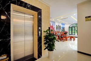 Khu vực sảnh/lễ tân tại Crown Nguyen Hoang Hotel