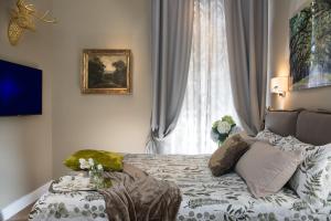 a bedroom with a bed and a window at Marvellous apt near Vatican in Rome