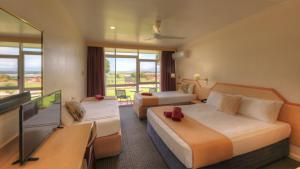 アサートンにあるAtherton Motelのベッド2台とテレビが備わるホテルルームです。