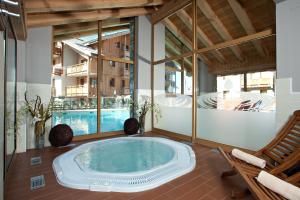 una gran piscina en una habitación con bañera de hidromasaje en Résidence Club mmv Le Hameau des Airelles ****, en Montgenèvre