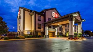 un hotel con un estacionamiento delante de él en Best Western Plus Midwest City Inn & Suites, en Midwest City
