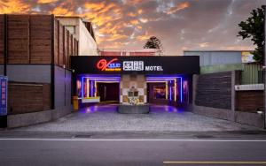 a building with a sign on the front of it at Vogue Boutique Motel in Yangmei