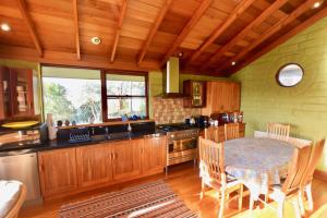 uma cozinha com uma mesa e uma sala de jantar em Amaroo Mountaintop Villa em Katoomba