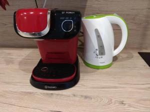 einem roten Mixer neben einer Kaffeetasse in der Unterkunft Apartmány Danka in ľubeľa