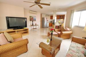 TV a/nebo společenská místnost v ubytování BUTTERFLY GARDEN BOUTIQUE RESIDENCES A luxury oasis & Lifestyle Destination by NEANG The amenities you want at an affordable price EX Large 1-3 bedroom Free WIFI Rain shower Spa Bath Staff 24-7