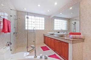 Koupelna v ubytování BUTTERFLY GARDEN BOUTIQUE RESIDENCES A luxury oasis & Lifestyle Destination by NEANG The amenities you want at an affordable price EX Large 1-3 bedroom Free WIFI Rain shower Spa Bath Staff 24-7