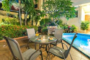 Bazén v ubytování BUTTERFLY GARDEN BOUTIQUE RESIDENCES A luxury oasis & Lifestyle Destination by NEANG The amenities you want at an affordable price EX Large 1-3 bedroom Free WIFI Rain shower Spa Bath Staff 24-7 nebo v jeho okolí