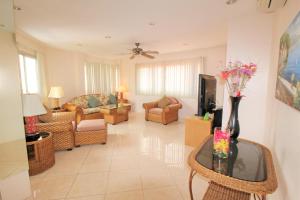 Posezení v ubytování BUTTERFLY GARDEN BOUTIQUE RESIDENCES A luxury oasis & Lifestyle Destination by NEANG The amenities you want at an affordable price EX Large 1-3 bedroom Free WIFI Rain shower Spa Bath Staff 24-7