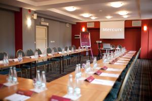 クリニツァ・ズドルイにあるHotel Mercure Krynica Zdrój Resort&Spaの会議室(テーブルと椅子付) +37枚の写真