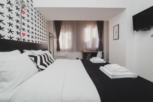 Tempat tidur dalam kamar di Hotel Marienplatz Podgorica