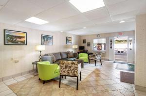 A seating area at Quality Inn