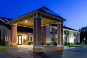 un cenador frente a un edificio en Quality Inn Plainfield I-395 en Plainfield