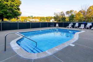 Swimmingpoolen hos eller tæt på Quality Inn Plainfield I-395