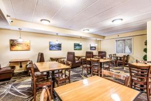 A restaurant or other place to eat at Econo Lodge Mayo Clinic Area