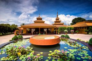 Taman di luar Bagan Thiripyitsaya Sanctuary Resort