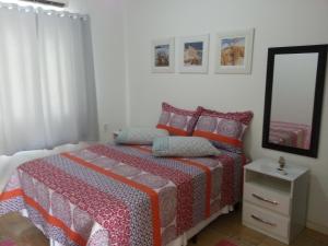 Ένα ή περισσότερα κρεβάτια σε δωμάτιο στο Palhoça Praia Ponta do Papagaio SUNSET Apto 102