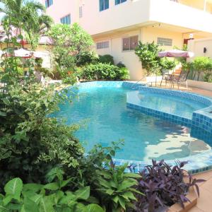 Bazén v ubytování BUTTERFLY GARDEN BOUTIQUE RESIDENCES A luxury oasis & Lifestyle Destination by NEANG The amenities you want at an affordable price EX Large 1-3 bedroom Free WIFI Rain shower Spa Bath Staff 24-7 nebo v jeho okolí
