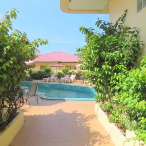 Bazén v ubytování BUTTERFLY GARDEN BOUTIQUE RESIDENCES A luxury oasis & Lifestyle Destination by NEANG The amenities you want at an affordable price EX Large 1-3 bedroom Free WIFI Rain shower Spa Bath Staff 24-7 nebo v jeho okolí