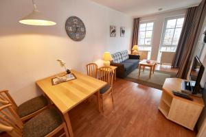 ein Wohnzimmer mit Tisch und Couch in der Unterkunft Seepark Sellin - Apt. 635 in Ostseebad Sellin