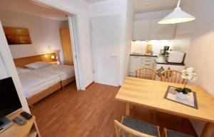 Kleines Zimmer mit einem Bett und einem Esstisch in der Unterkunft Seepark Sellin - Apt. 635 in Ostseebad Sellin