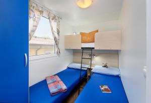 Krevet ili kreveti na kat u jedinici u objektu Albatross Mobile Homes on Camping Bi Village