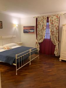 een slaapkamer met een bed en een raam bij Dimora Caracciolo in Napels
