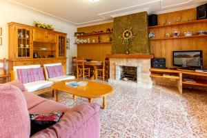 TV a/nebo společenská místnost v ubytování Chalet Joan i Nuria By homevillas360