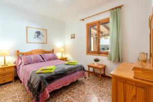 Postel nebo postele na pokoji v ubytování Chalet Joan i Nuria By homevillas360 + 20 fotografií