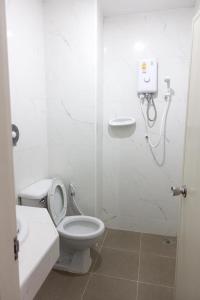 Rajparop PLace tesisinde bir banyo