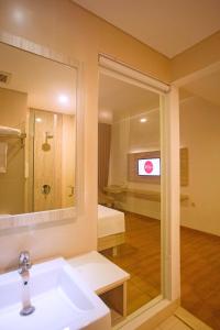 Ett badrum på Akshaya Hotel Karawang