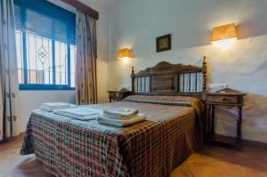 سرير أو أسرّة في غرفة في Hacienda Puerto Conil