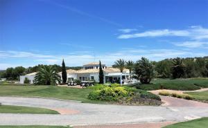 ein großes weißes Haus mit einem Weg, der dorthin führt in der Unterkunft Naranjo golf & leisure in Orihuela