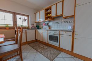 A kitchen or kitchenette at Apart Georg