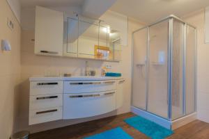 A bathroom at Apart Georg