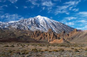 a snow covered mountain in the middle of a desert at Hotel Nautico in Santa Cruz de Tenerife