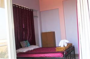 Un pat sau paturi într-o cameră la Clifftop