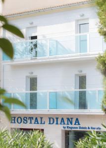 un edificio con un cartel de teatro del hospital delante de él en Blu Hostal Diana, en Puerto de Alcudia