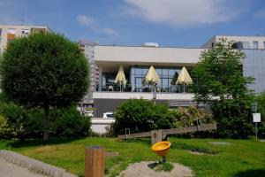 Business Hotel Astrum Laus外面的花园
