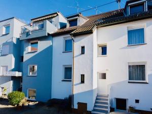 um edifício de apartamentos com azul e branco em Apartment Haus em Kleinblittersdorf