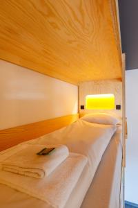 Кровать или кровати в номере DJH moun10 Jugendherberge - membership required!