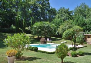 una piscina en un patio con árboles en La Lilas des Fargues Maison d'Hôtes, en Albi