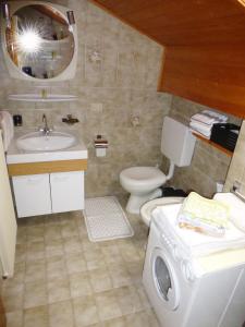 A bathroom at Apartment Weissenegger
