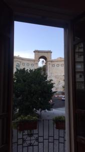una ventana con vistas a un edificio en B&B St. Remy, en Cagliari