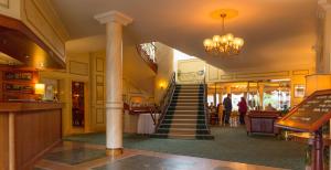 un vestíbulo con una escalera en un edificio en Hansa Hotel Swakopmund en Swakopmund