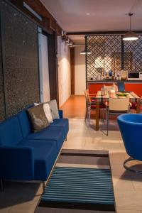 ein Wohnzimmer mit einem blauen Sofa und einem Tisch in der Unterkunft Mixed colors loft -majoitus in Lahti