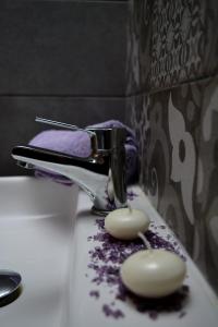lavabo con grifo en Hotel Theopisti, en Ouranoupoli