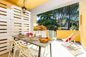 comedor con mesa y sillas en el patio en Casa Donatella, en Montecchio
