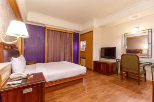 Una televisión o centro de entretenimiento en SL MOTEL